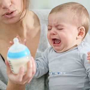 Bébé boit moins : faut-il s'inquiéter ? 
